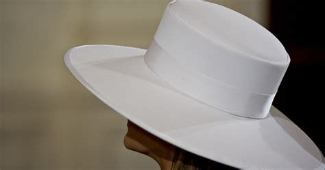 Melania Trump subasta un sombrero y cae víctima del hundimiento de