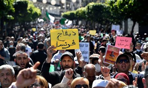 الجزائر تواصل المسيرات الحاشدة في الجمعة الـ109 من الحراك صور