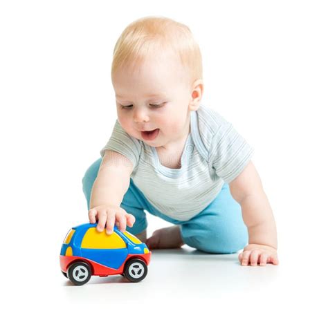 Criança Criança Brincando Com Carro De Brinquedo No Interior Imagem De