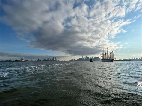 Las espectaculares imágenes que deja Elcano en su llegada al puerto de