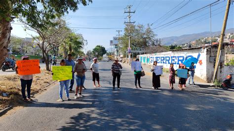 Bloquean Vecinos La Lateral De La Autopista En La Capital Para Exigir