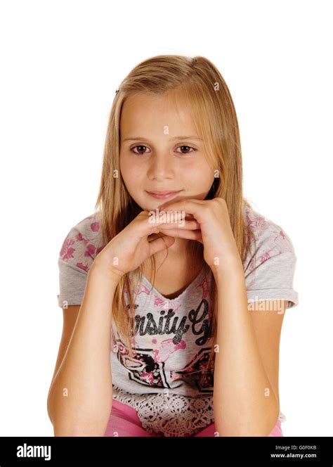 Jeune fille assise sur une chaise Banque de photographies et dimages à