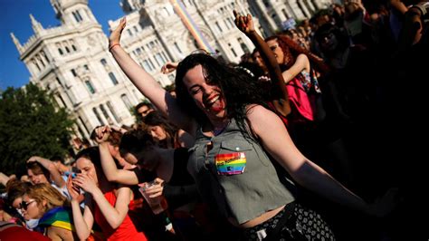 La Marcha Del Orgullo Lgtb Reúne A Miles De Personas Rtvees