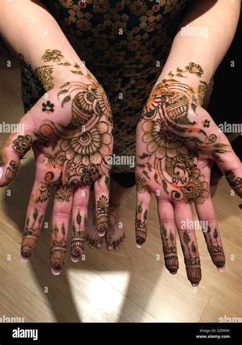 Henna on brides hands Stock Photo - Alamy