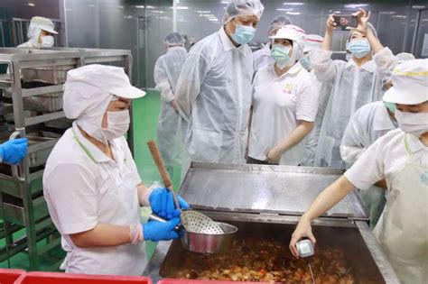 視察校園午餐團膳業者 作業環境及食安智慧監控中心執行成效 風傳媒