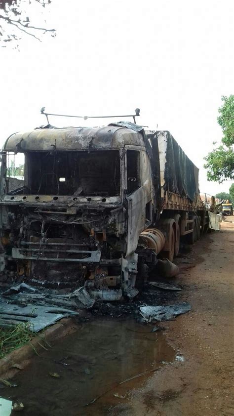 Caminhão Envolvido Em Acidente Que Matou Quatro Policiais é Incendiado