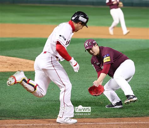 포토s 김강민 타구 침착하게 처리하며 승리 지켜낸 김재웅 네이트 스포츠