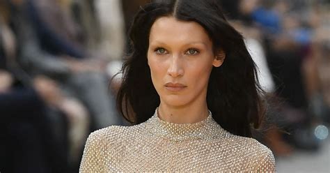 Bella Hadid Défilé prêt à porter printemps été Stella McCartney lors