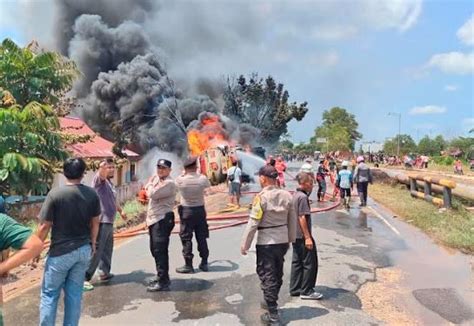 Truk Tangki BBM Di Dumai Terbakar Usai Terdengar Ledakan Keras