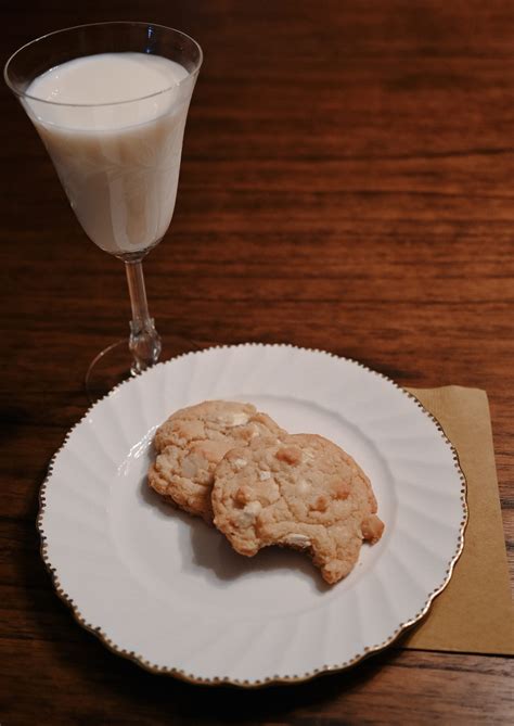 White Chocolate Chunk Macadamia Nut Cookies Shari S Cookies