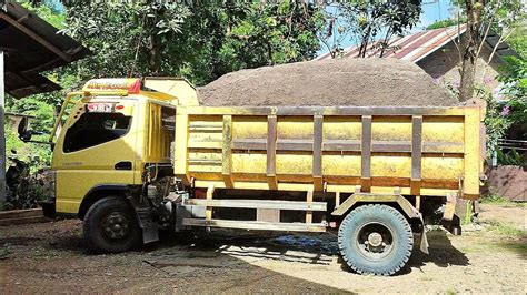 Dump Truk Mitsubishi Canter Bongkar Muatan Pasir Melewati Lorong Sempit