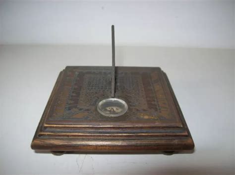 Ancien Petit Cadran Solaire Et Boussole De Table En Bois Et Laiton