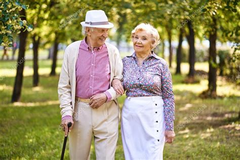 Imágenes Adultos Mayores Caminando Adultos Mayores Felices Caminando Juntos — Foto De Stock