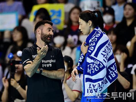 St포토 김연경 세자르 에르난데스 감독과 대화