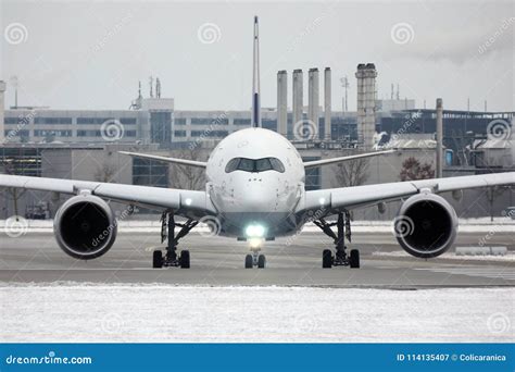 Aterrizaje De Lufthansa Airbus A350 En Munich Fotografía editorial