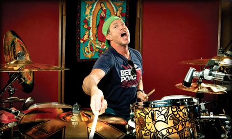 Jack Irons a Cliff Martinez vystúpia s Red Hot Chili Peppers v Rokenrolovej siene slávy Red