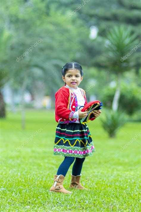 Chica Peruana Vestida Con Traje T Pico De Cusco Per