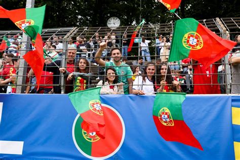 Mar De Gente No Treino De Portugal Mais De Mil Adeptos Presentes