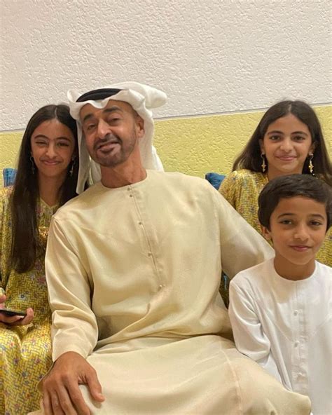 Mohammed Bin Zayed Bin Sulyan Al Nahyan Con Salama Bint Ahmed Shamsa Bint Ahmed Y Zayed Bin