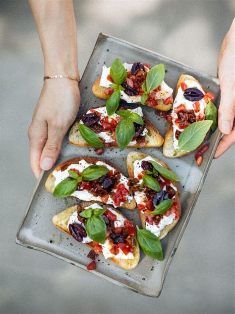 Bruschetta Met Burrata Zongedroogde Tomaat Zwarte Olijven En