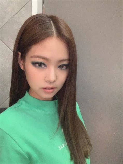 Kim Jennie Kpop Girl Groups Kpop Girls Rapper Rose Icon Betty