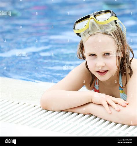 Niedliche Kleine Mädchen Im Schwimmbad Stockfotografie Alamy