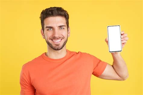 Hombre Feliz Que Sostiene Un M Vil Con Una Pantalla En Blanco Foto