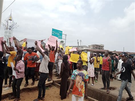 Sahara Reporters On Twitter Protesting Youths Block Anambra Police