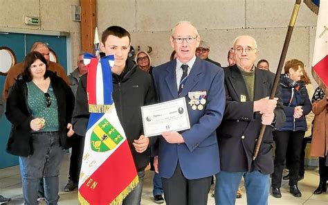 À Saint Méen le jeune porte drapeau Mathis Le Gad reçoit le diplôme de