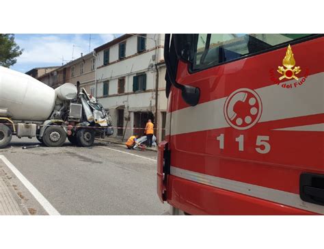 Betoniera Contro Una Casa Sfonda Parete Grave Il Camionista