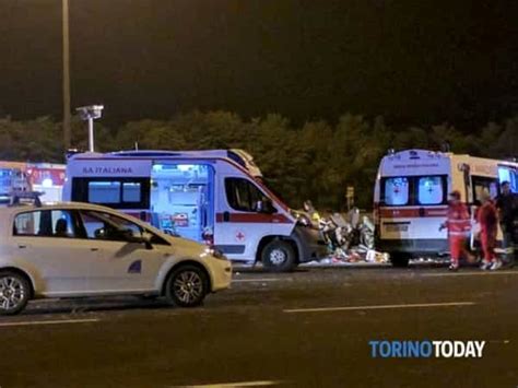 Tir Pirata Travolge Auto In Autostrada Due Morti Al Casello Di Torino