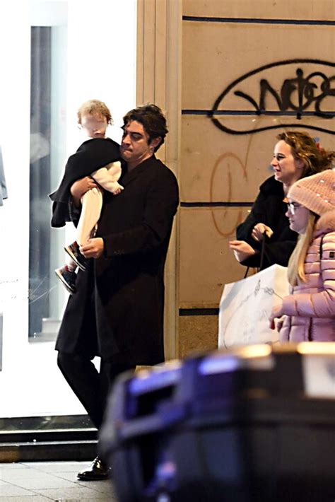 Riccardo Scamarcio A Napoli Con Angharad Wood E La Figlia Emily