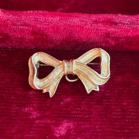 Vintage Avon Gold Toned Bow Brooch Gem