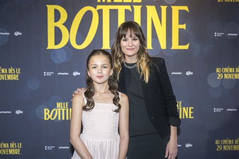 St Phanie Lapointe Pose Avec Sa Fille Sur Le Tapis Rouge De Mlle