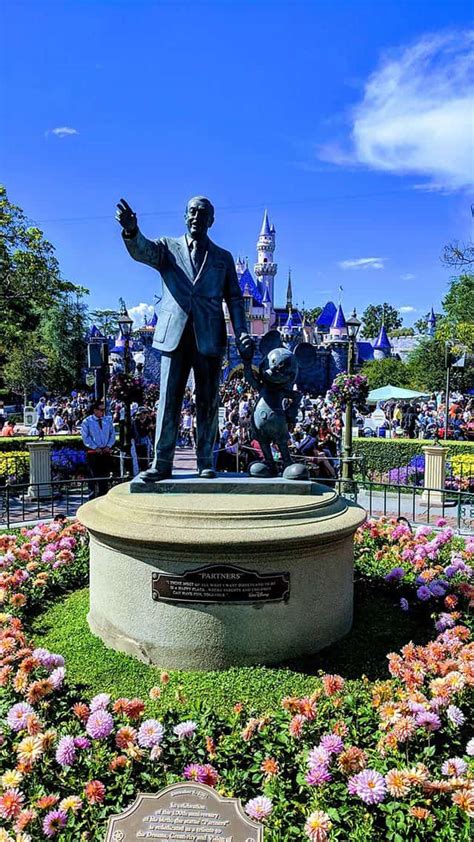 Walt Statue Disneyland | KennythePirate.com