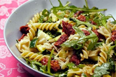 Italienischer Nudelsalat Mit Rucola Getrockneten Tomaten Und Honig