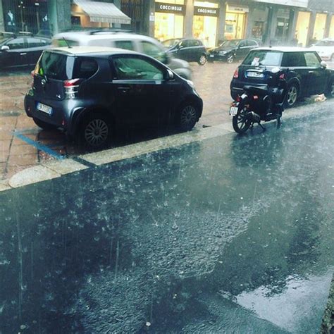 Maltempo a Milano piogge torrenziali in città esonda il Lambro città