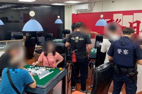 棋牌社掩護非法賭博開直播「請來78歲網紅阿嬤」撐流量賺抖內！警突攻堅16名賭客嚇傻了 風傳媒