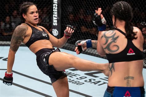 Amanda Nunes defeats friend to retain UFC bantamweight title