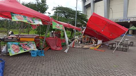 Diterjang Angin Kencang Saat Hujan Deras Tenda Pameran UMKM Di Stadion