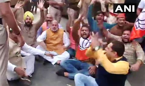 Bjp Holds Protest Outside Congress Office Demanding Rahul Gandhis