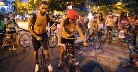 Ciclistas Fazem Bicicletada Pelada No Rio Fotos Uol Not Cias