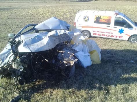 Un auto quedó reducido a chatarra tras chocar con un camión un muerto