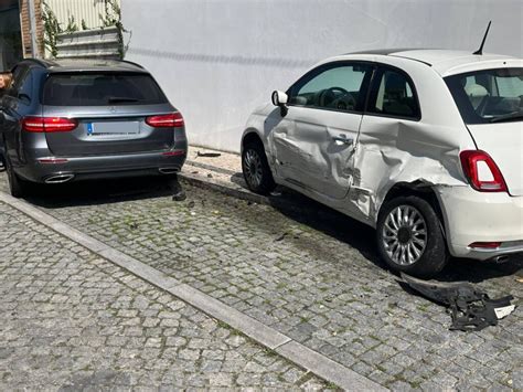 Cinco Carros Danificados Ap S Colis O E Despiste Em Esposende