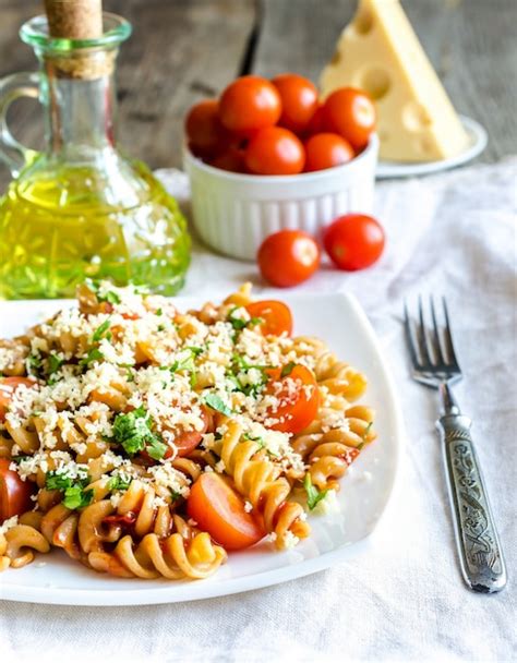 Pasta Fusilli A Fuego Completo Con Queso Y Tomates Cherry Foto Premium