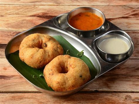 Premium Photo Indian Fried Snack Medu Vada With Sambar And Coconut