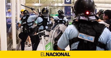 C Rregues Policials I Gasos Lacrim Gens A L Aeroport De Hong Kong