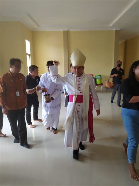 Uskup Keuskupan Sanggau Berkati Gedung Kantor Dinas Pemberdayaan