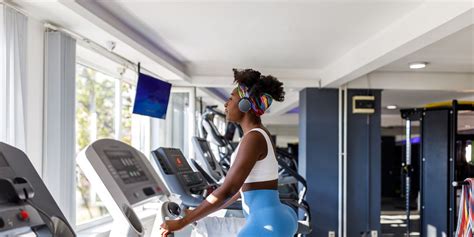 Walking Backwards On The Treadmill Benefits - xoNecole