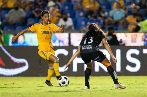 Stefany Ferrer Exjugadora De Tigres Lanza Saludo Nazi Ante Decenas De